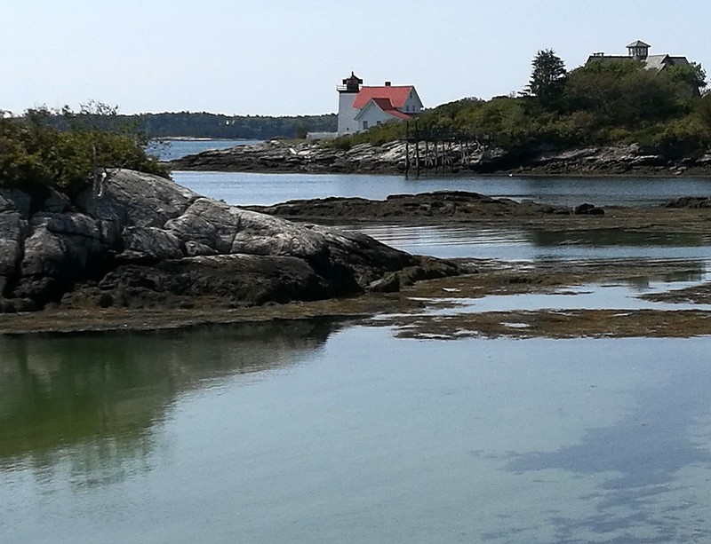 Maine / Hendricks Head lighthouse
rotating VRB-25 aerobeacon
Keywords: United States;Atlantic ocean;Maine