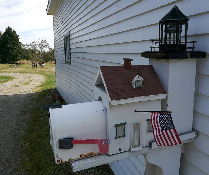 Maine / Fort Point lighthouse / Mailbox at the residence
Horn(1)10.00s
Keywords: United States;Atlantic ocean;Maine