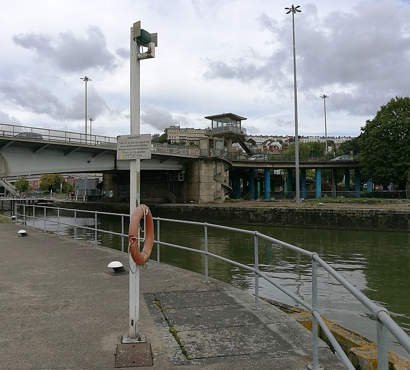 Bristol River / Avon City Docks / Cumberland Basin Entrance S side E light
Keywords: United Kingdom;England;Bristol;Avon