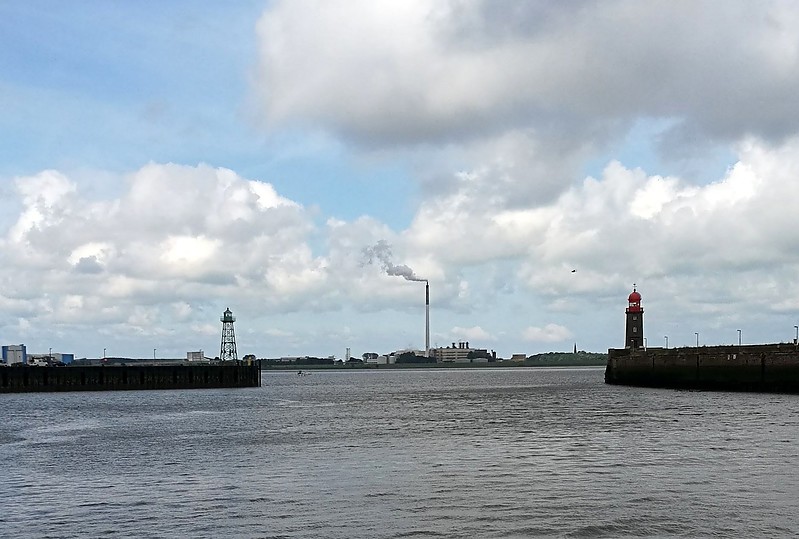  Bremerhaven / Geeste, Vorhafen, north and south mole lighthouses
North - red, South - green
Keywords: North sea;Germany;Bremerhaven
