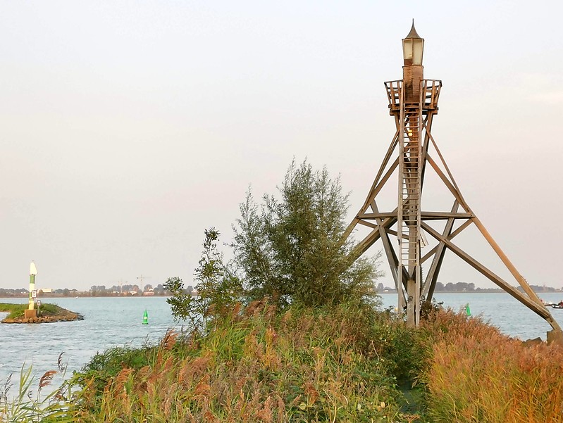 Hoorn /West Havendam lighthouse
Keywords: Netherlands;Hoorn;Markermeer
