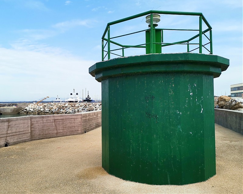 Marina di Pisa / Bocca d' Arno / S Pier light
Keywords: Italy;Mediterranean sea;Tuscany