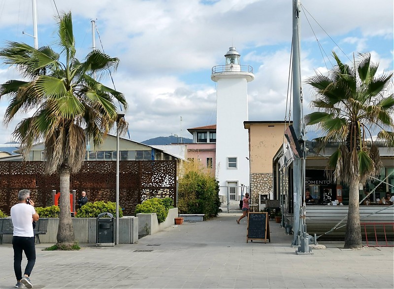 Marina di Carrara / Molo di Ponente Banchina Chiesa Root lighthouse
Keywords: Italy;Mediterranean sea;Tuscany