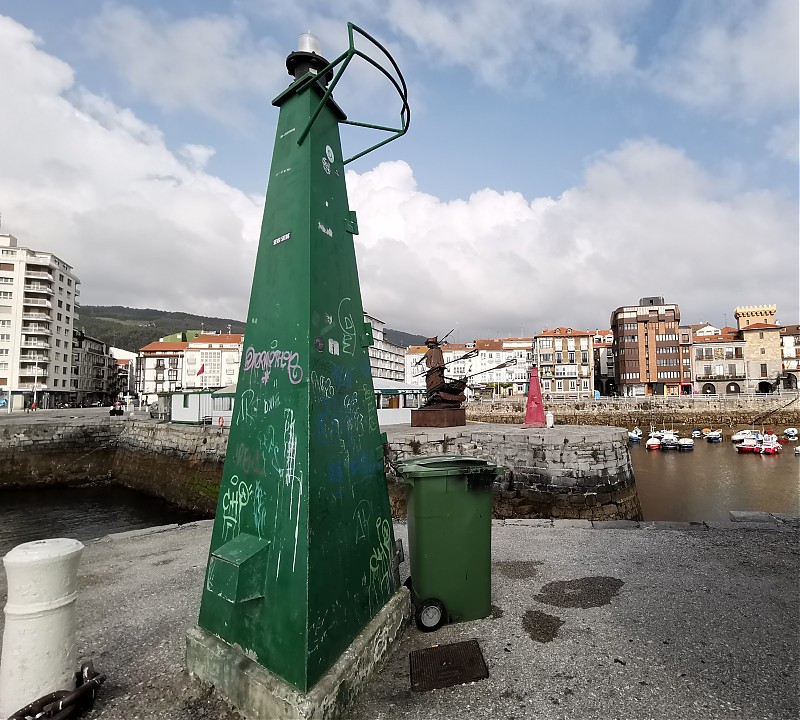 Castro Urdiales / Fishing Harbour / N Pier Head light
Keywords: Spain;Cantabria;Castro Urdiales;Bay of Biscay
