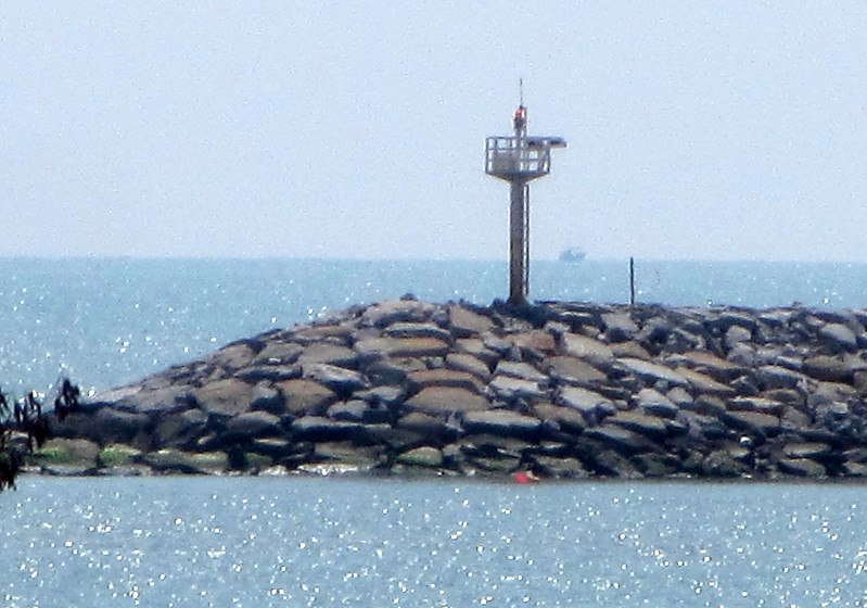 Central Thailand / Ban Khlong Wan / Outer Breakwater North light
Keywords: Thailand;Ban Khlong Wan;Gulf of Thailand