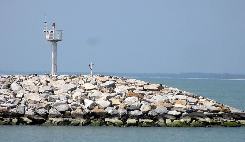 Central Thailand / Ban Khlong Wan / Outer Breakwater South light
Keywords: Thailand;Ban Khlong Wan;Gulf of Thailand