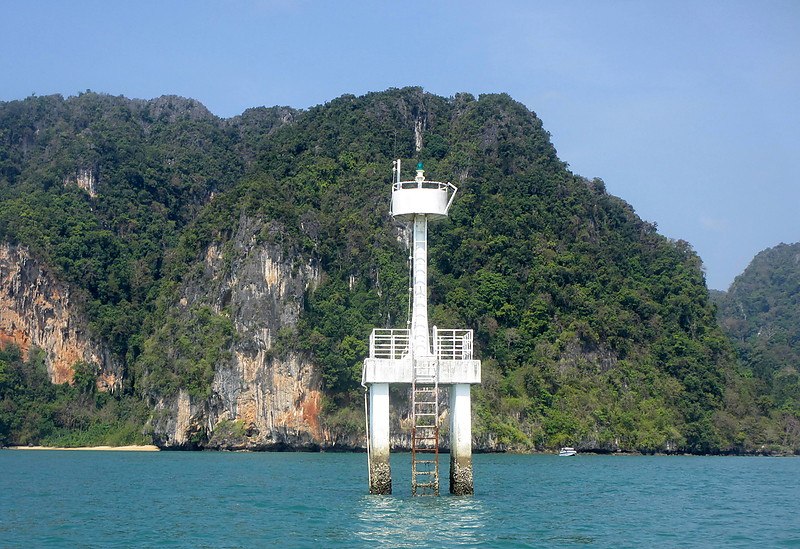 Southern Thailand / Krabi / Entrance Ao Nam Mao Pier light
Keywords: Thailand;Krabi;Andaman sea;Offshore