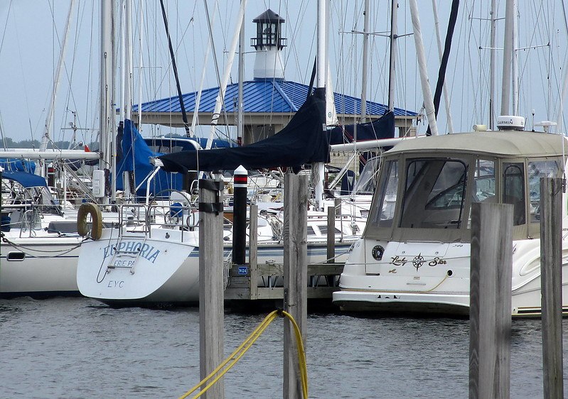 Pennsylvania / Lake Erie / Erie Yacht Club Light
Keywords: Lake Erie;Pennsylvania;United States