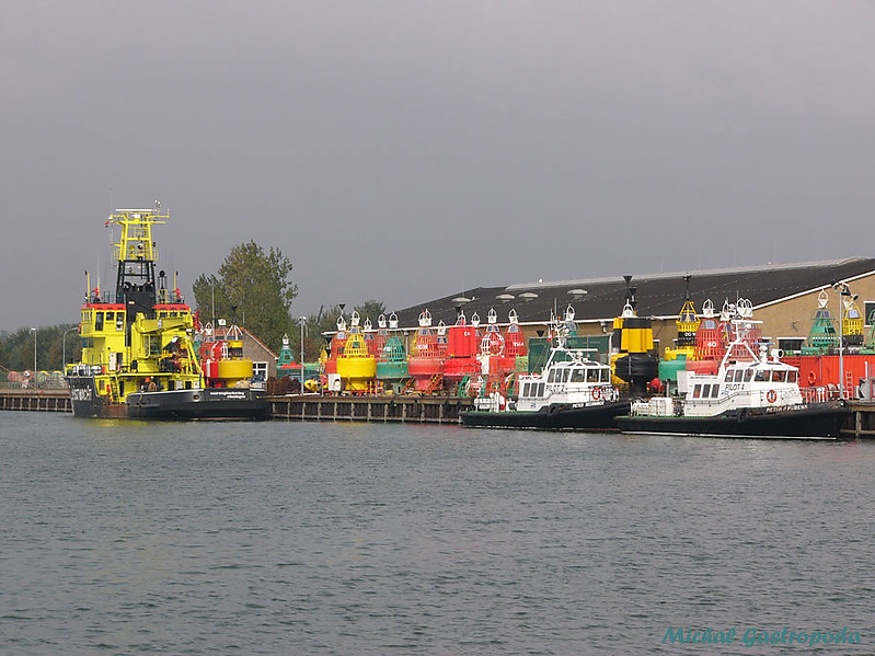 Vlissingen 
Buoys stored near the harbour of Vlissingen
September 2009
Keywords: Buoy