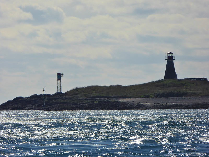 Nova Scotia / Westport Peter Island North (on picture mast far left) light
The picture shows: Mast far left is H3877. The sceleton mast is H3878 and the old lighthouse is CAN-374.
Keywords: Canada;Nova Scotia;Saint Marys Bay;Bay of Fundy;Grand Passage