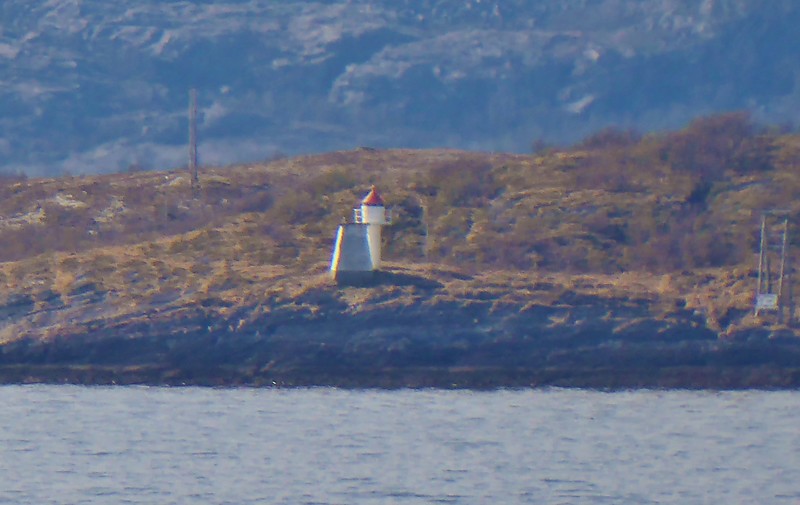 Ylvingen fyr
The tower next to the light may have been a daybeacon or it is the base of an earlier lighthouse.
Keywords: Norway;Norwegian Sea;Vega;Bronnoysund;Tilremfjord