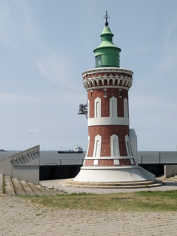 Bremerhaven / Pingeturm entrance imperial sluice
Keywords: North sea;Germany;Bremerhaven