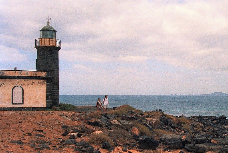 Lanzarote / Punta Pechiguera old lighthouse
The picture was taken in 1992 when the lantern was still in good order.
Keywords: Atlantic ocean;Spain;Canary Islands;Lanzarote