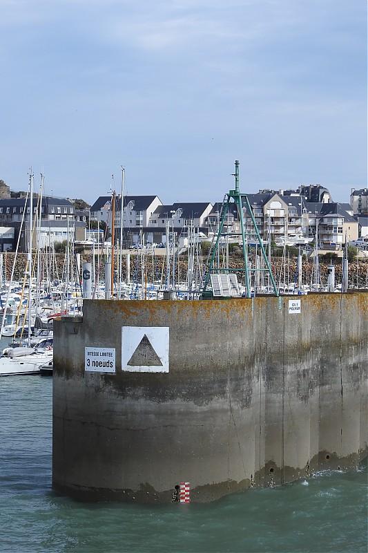 Granville / Hérel Marina inner Jetty Head light
Keywords: English Channel;Bay of Saint Michel;France;Normandy;Granville