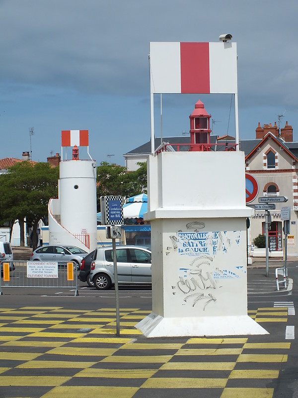 Les Sables d'Olonne Entrance  Leading Lights -  Front + Rear
Keywords: Vendee;Bay of Biscay;France