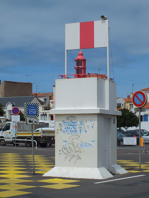 Les Sables d'Olonne Entrance Leading Lights -  Ldg Lts Front
Keywords: ;Vendee;Bay of Biscay;France