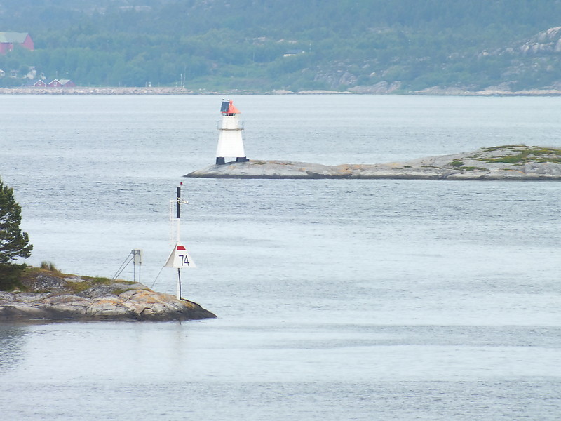Sveholmen lighthouse  (with Bjornholmen east light)
Keywords: Nordmorsfjord;Trondelag;Norway;Norwegian sea