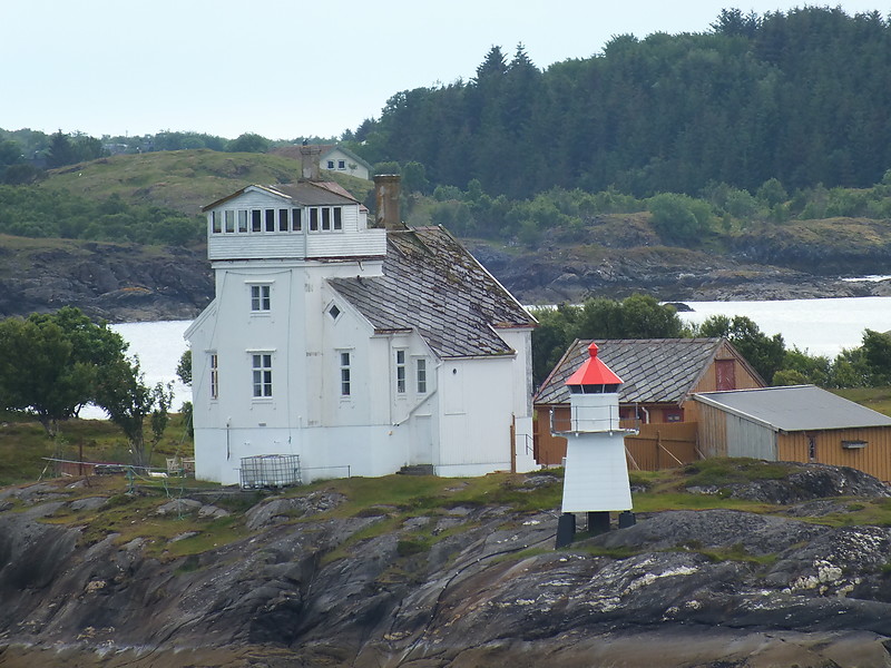 Prestoyan light and old Prestoyan lighthouse
Keywords: Tilremfjord;Bronnoysund;Helgeland;Norway;Norwegian Sea