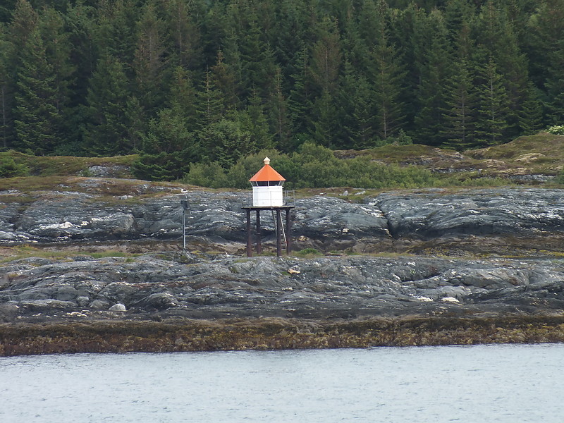 Stromoyan lighthouse
Keywords: Tilremfjord;Bronnoysund;Helgeland;Norway;Norwegian Sea
