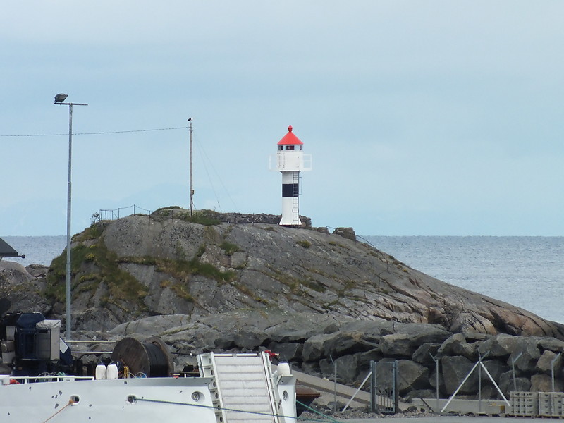 Olnilsoy lighthouse
Keywords: Reine;Lofoten;Vestfjord;Norway;Norwegian sea