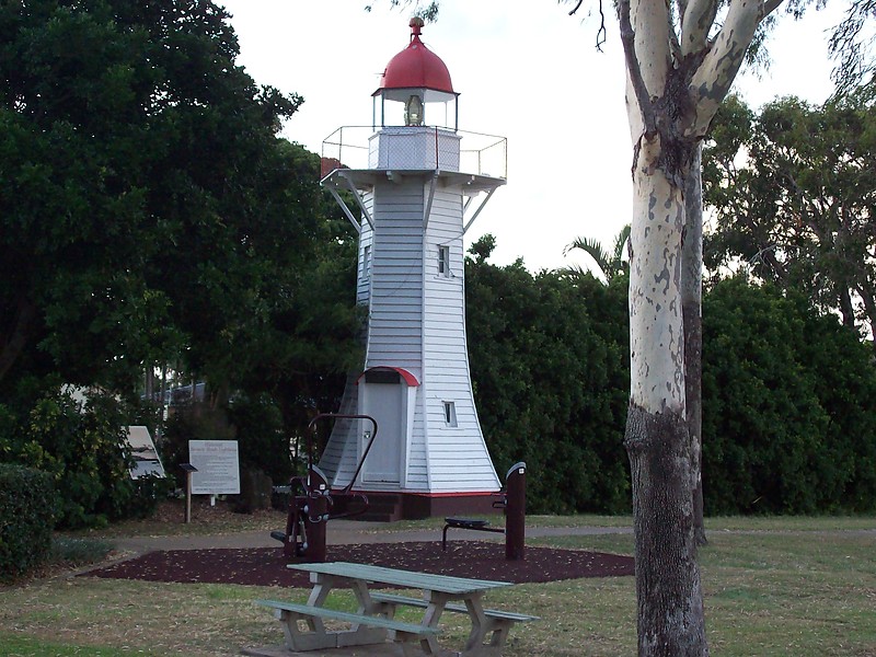 Old Burnett Heads Lighthouse
tapered hexagonal tower with balcony and lantern
Keywords: Burnett Heads;Australia;Queensland;Tasman sea